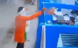 Dùng ớt bột cướp ngân hàng, người đàn ông bị bắt sau 30 phút