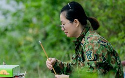Xót xa hình ảnh người vợ khóc nghẹn bên bờ sông, gọi tên chồng trong vô vọng sau khi Thiếu tá lao xuống cứu người