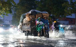 Mưa lớn kết hợp triều cường đạt đỉnh, người dân TP.HCM bì bõm lội nước về nhà