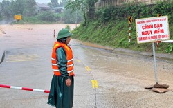 Mưa xối xả ở Huế - Quảng Trị gây ngập, giao thông chia cắt