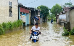Nước dâng lút xe, dân vùng "rốn lũ" Quảng Trị hối hả chạy lụt