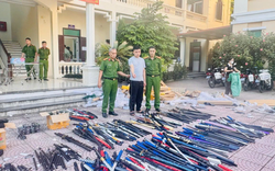 Khám xét 2 kho hàng, công an thu giữ gần 1 tấn kiếm, gậy ba-ton và bình xịt hơi cay: Khởi tố Ninh Văn Thanh SN 2002