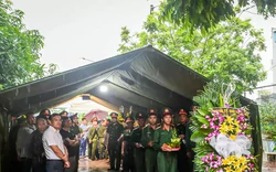 Dòng người đội mưa tầm tã đến viếng Thiếu tá Trần Văn Tùng