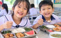Bữa ăn bán trú "trường làng" có gì mà bà mẹ Hà Nội thốt lên: Trường có tổ chức ăn tối nữa thì cho đăng ký thêm 2 suất