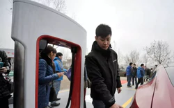Nếu bán chính hãng ở Việt Nam, xe điện Tesla sẽ sạc thế nào?