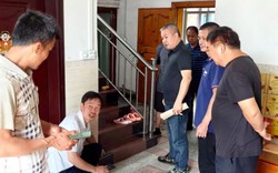 Đang thay giày, người đàn ông phát hiện điều lạ dưới nền nhà, gọi thợ kiểm tra rồi tái mặt