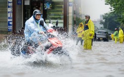 Toàn cảnh Hà Nội sau đêm mưa lớn kéo dài: Đường ngập, giao thông ùn ứ, lực lượng thoát nước được bố trí ứng trực