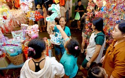 Cận Trung thu, tiểu thương phố lồng đèn ở TP.HCM vẫn 'ngóng' khách mua