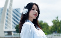 Đeo JBL Live 680NC xuống phố: Thiết kế thời trang, lọc ồn hiệu quả và pin dùng cả tuần