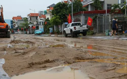 CLIP: 'Bão bùn' từ trên đồi đổ xuống, phủ kín gần 1km đường phố ở Quảng Ninh