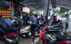 Xe “chết máy” xếp hàng la liệt sau mưa ngập, tiệm sửa xe quá tải: Có người tốn vài triệu đồng