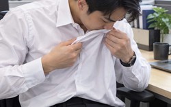 Làm thế nào để khử mùi hôi áo mưa ám trên trang phục khi tới công sở?