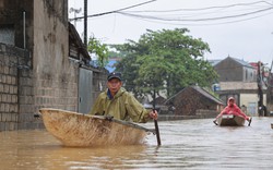Ngập 3 ngày chưa rút, người dân ngoại thành Hà Nội chèo thuyền đi lại giữa làng