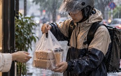 Thực phẩm bị nước mưa ngấm vào có ăn được không? Bác sĩ chỉ rõ thứ nên bỏ ngay