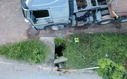 Vụ tài xế rơi xuống cống thoát nước tử vong: Một nhân viên Hạt quản lý đường bộ bị khởi tố