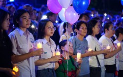 Những giọt nước mắt trong đêm thắp nến tưởng niệm nạn nhân Covid-19 tại Công viên Lý Thái Tổ