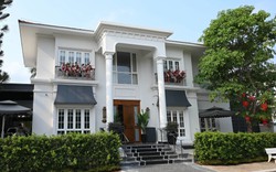 Mỹ nhân Việt cưới đại gia hơn 9 tuổi: Sống trong căn nhà 200 tỷ, cao 2 tầng vẫn có thang máy riêng
