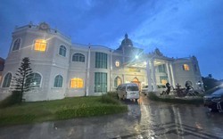 Đột kích một biệt thự sang trọng, phát hiện cảnh tượng bên trong "đại bản doanh" lừa đảo xuyên quốc gia tinh vi đến từng chi tiết