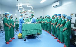 Gần 20 y bác sĩ cúi đầu tri ân người đàn ông hiến tạng cứu bệnh nhân suy thận tại 1 bệnh viện tuyến tỉnh