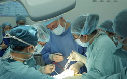 Lần đầu tiên ở Việt Nam cấy điện cực để phục hồi chức năng nghe cho 2 trẻ điếc bẩm sinh