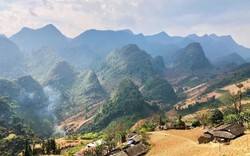 Phát hiện 1 chủ tịch xã đi dép lê, lội bùn, tự lái xe cà tàng tới nhà dân: Ngôi nhà 200 tuổi nằm giữa vùng núi đá, được xem như "bảo tàng sống"