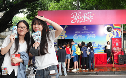 Người trẻ đến Văn Miếu “xin vía” học hành, công việc: Booth Fandom Yêu Nước có gì mà đông khách?
