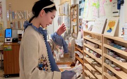 Cardigan màu kem, áo xanh khói và giày Mary Jane: Bản phối old money ngọt ngào, lạ mắt