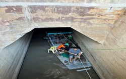 Giải cứu 2 người mắc kẹt trong ống cống ở Hà Nội