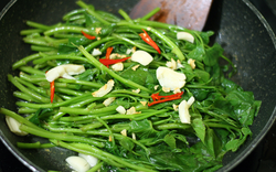 Từng bị coi là “thức ăn bỏ đi”, rau khoai lang nay được săn lùng vì loạt giá trị dinh dưỡng bất ngờ