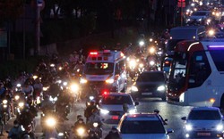 Cảnh tượng trên đường phố lúc này thay cho thông báo: Hết lễ, mai đi làm!