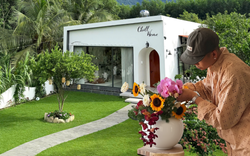 Chi 80 triệu mua nệm, sofa và bàn cà phê, dành 300m2 đất làm sân cỏ, trồng hoa: Người trẻ biến nhà thành nơi nghỉ dưỡng xịn nhất