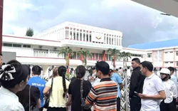 Phụ huynh bức xúc khi đến họp muộn, trường đóng cổng: Hiệu trưởng nói gì?