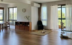 Xem 2 ngôi nhà này mới hiểu vì sao ngày càng nhiều người bỏ sofa, bàn trà và kệ tivi