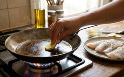 Vì sao nên cho 1 lát gừng vào chảo trước khi chiên cá? Nhiều người ước biết sớm hơn
