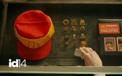 Giữa đỏ, vàng của McDonald’s, cúc khuyết cánh bắt đầu nở