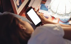 Thường xuyên dùng điện thoại trước giờ ngủ? Đây là 5 hậu quả mà ai cũng nên biết