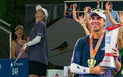 Bị "chất thải" của chim rơi vào người, tay vợt Pickleball ngược dòng để vô địch PPA Arizona