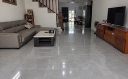 Vì sao ngày càng nhiều gia đình không còn lát gạch men bóng? 2 vật liệu đẹp, dễ vệ sinh, bớt trơn trượt đang thành xu hướng mới