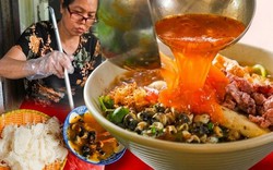 Làng bún ốc giữa Hà Nội từng có thời phải gánh hàng đi bán chui, đến nay người làng vẫn nhận ra nhau qua cách nhể ốc