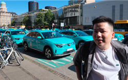 Khoa Pug ngỡ ngàng khi đi thử hãng taxi của tỷ phú Phạm Nhật Vượng ở châu Âu, nghe tài xế tiết lộ: "Đã lái xe 20 năm nhưng taxi Việt Nam mới là số 1"
