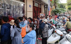 Đi hàng chục km, xếp hàng 3 tiếng chờ mua bánh trung thu truyền thống ở Hà Nội
