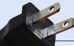 90% người dùng đồ điện không biết công dụng của 2 chiếc lỗ nhỏ trên phích cắm dẹt