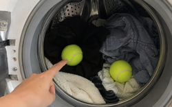 Bỏ 2 quả bóng tennis vào máy giặt, tôi công nhận người nghĩ ra mẹo này có IQ "đỉnh nóc"