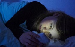 Cách bảo vệ mắt khi xem điện thoại trong bóng tối