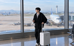 Không thuê trọ gần trường vì đắt đỏ, nam sinh sang nước khác ở, cứ thứ Tư lại bay qua đi học, thứ Sáu bay về