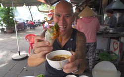 Khách Tây nếm thử món thịt bốc khói tại TP.HCM, ngỡ ngàng vì chén nước chấm đậm màu được pha chế lạ