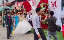 Đám cưới cách nhau 1 bức tường, cô dâu chú rể công khai mối quan hệ khiến cả xóm ngỡ ngàng