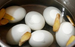 Vì sao nên đập dập một củ gừng vào nồi luộc trứng vịt lộn? Nhiều người tiếc vì không biết