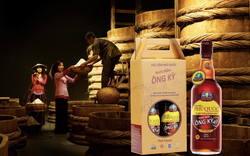 Đặc sản Việt Nam đầu tiên được châu Âu bảo hộ: Mỗi thùng ủ đúng 52 miếng gỗ, ngâm 12 tháng, mà rất ít nhà dám dán nhãn