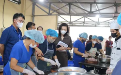 Đoàn kiểm tra liên ngành chỉ ra loạt sai phạm trong bếp ăn bán trú "thịt như tóp mỡ"